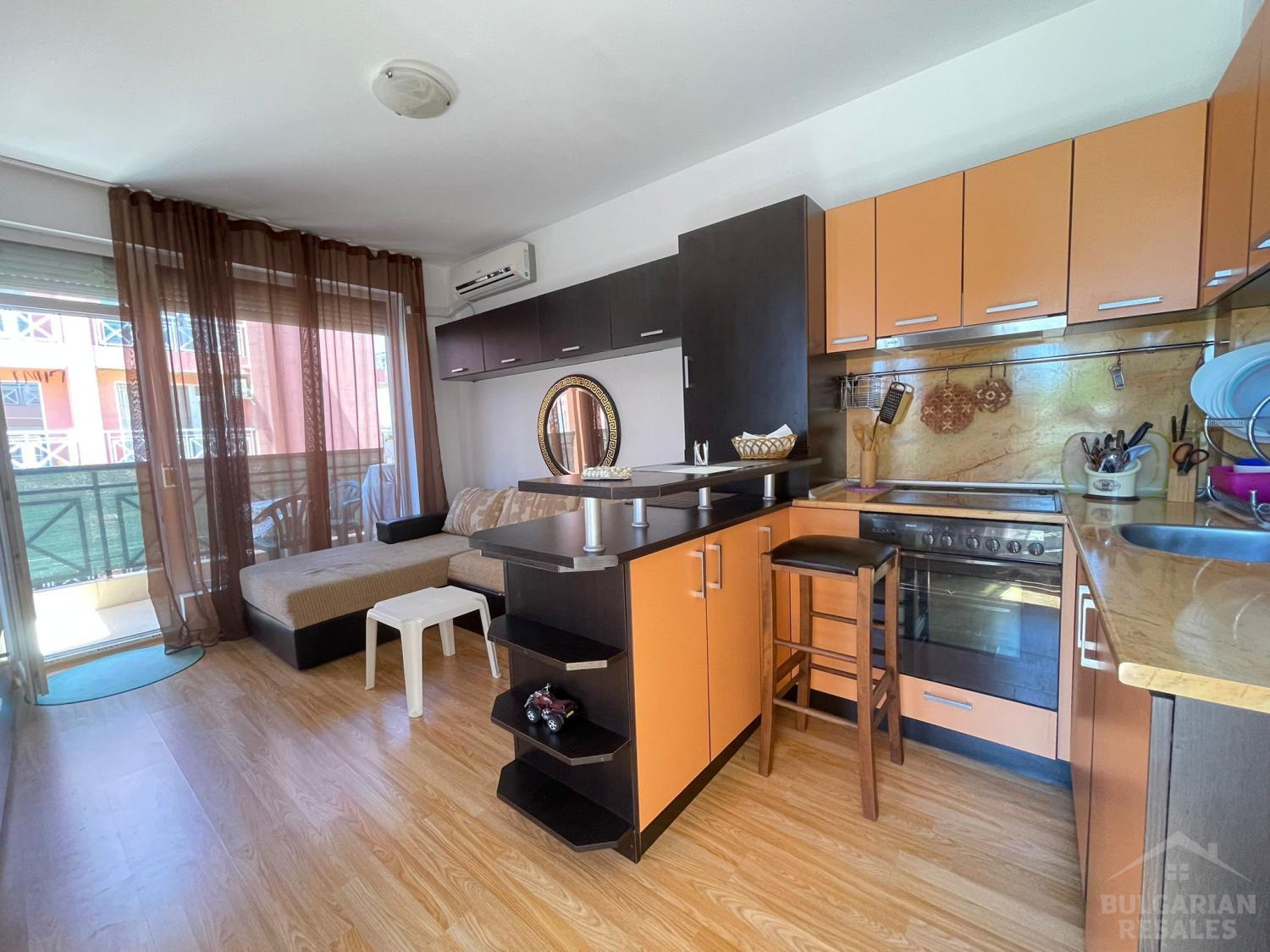 Удобен апартамент в 