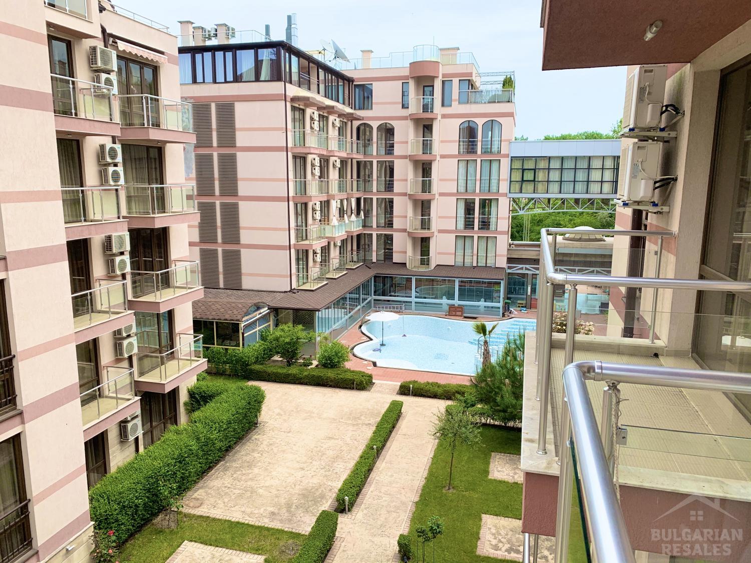 Модерен интериор и изглед към басейна — апартамент в „Tarsis 2“ ID: 5769 - Снимка 1