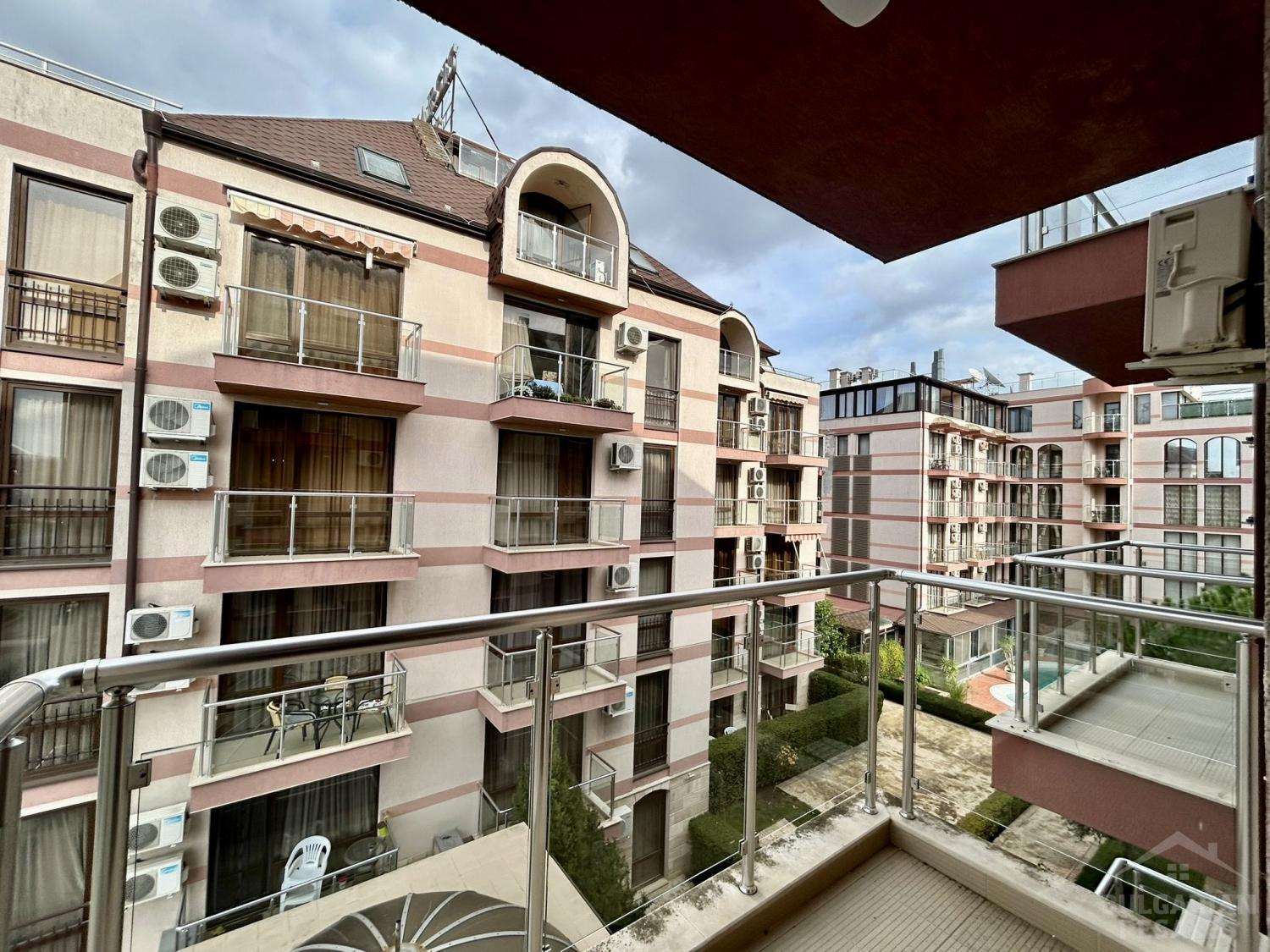 Модерен интериор и изглед към басейна — апартамент в „Tarsis 2“ ID: 5769 - Снимка 13