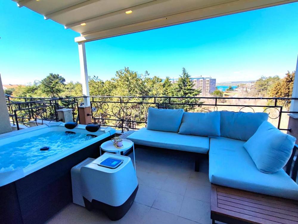 Stylish apartment with a luxurious lounge area on the terrace, 62 m²